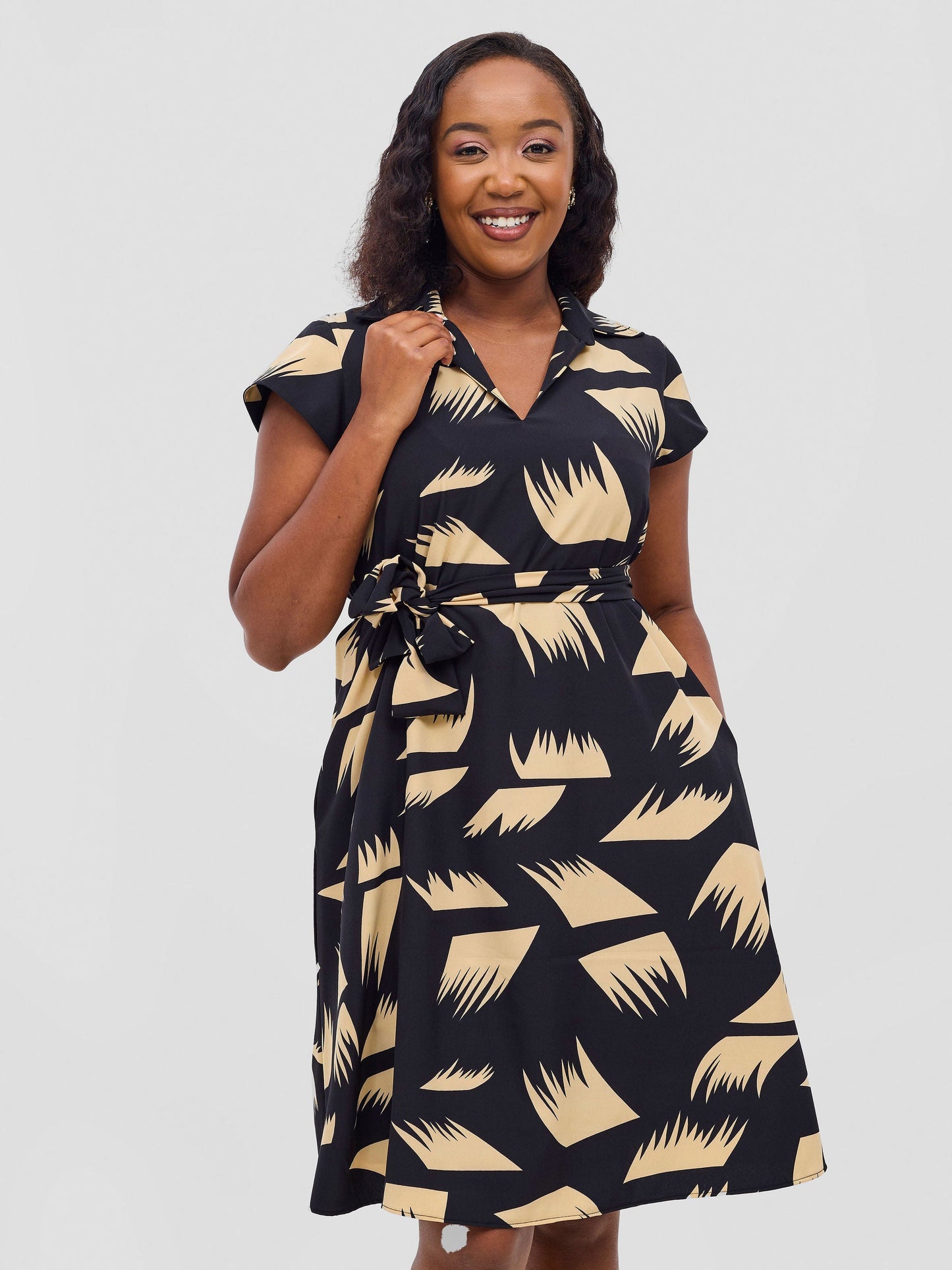 Vivo Zuri Cap Sleeve Knee Length Dress - Black / Beige Print
