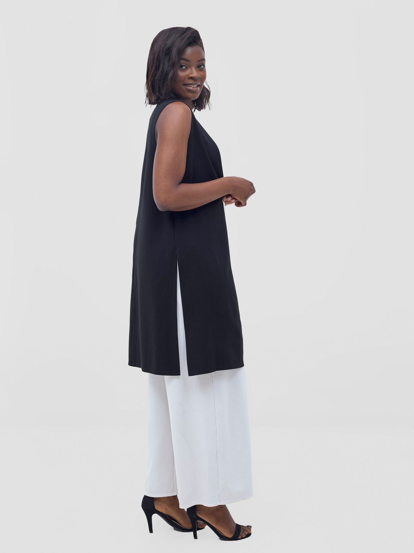 Vivo Waridi Sleeveless Overcoat - Black