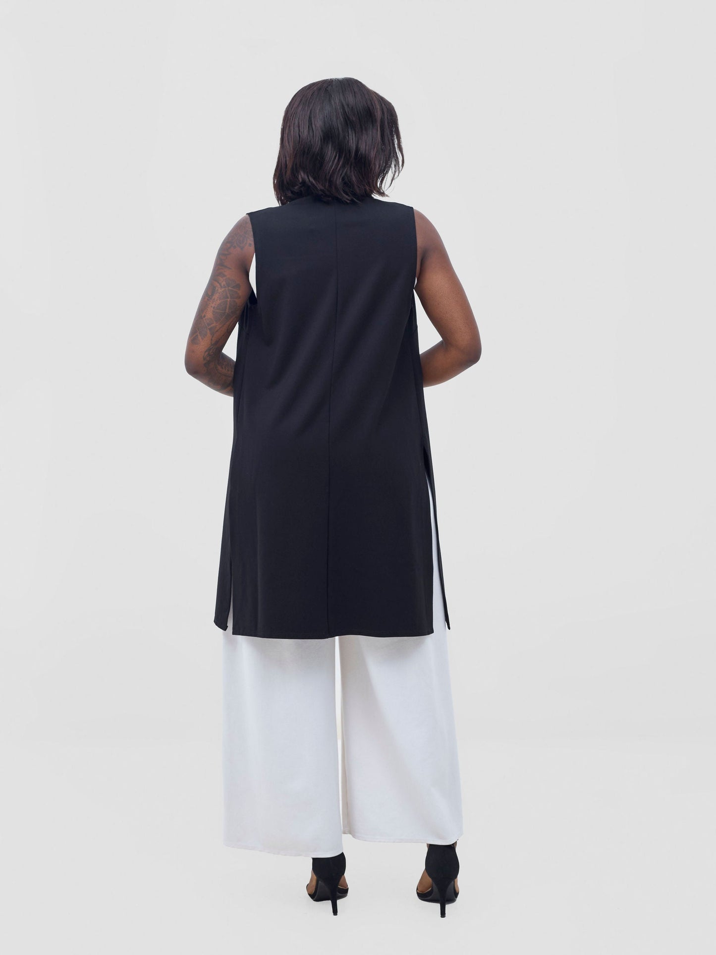 Vivo Waridi Sleeveless Overcoat - Black