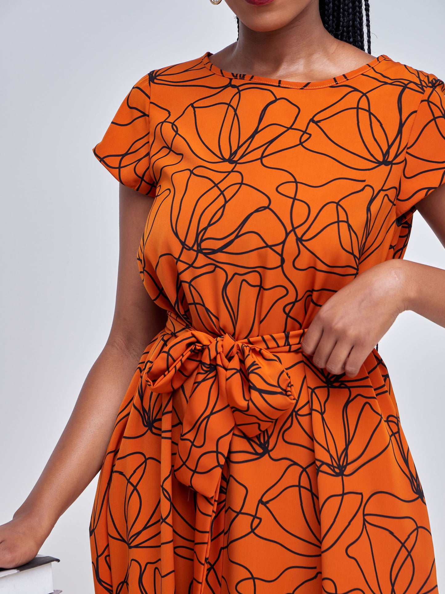 Vivo Basic Cap Sleeve Knee Length Tent Dress - Rust / Black Abstract Print