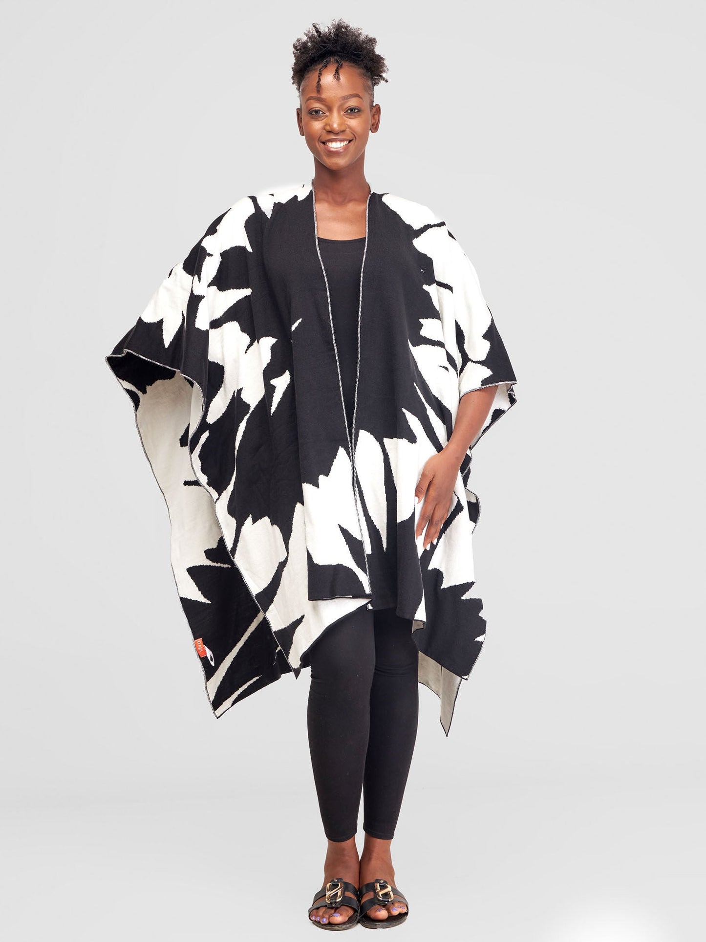 Vivo Reversible Printed Poncho - White / Black Pepeo Print