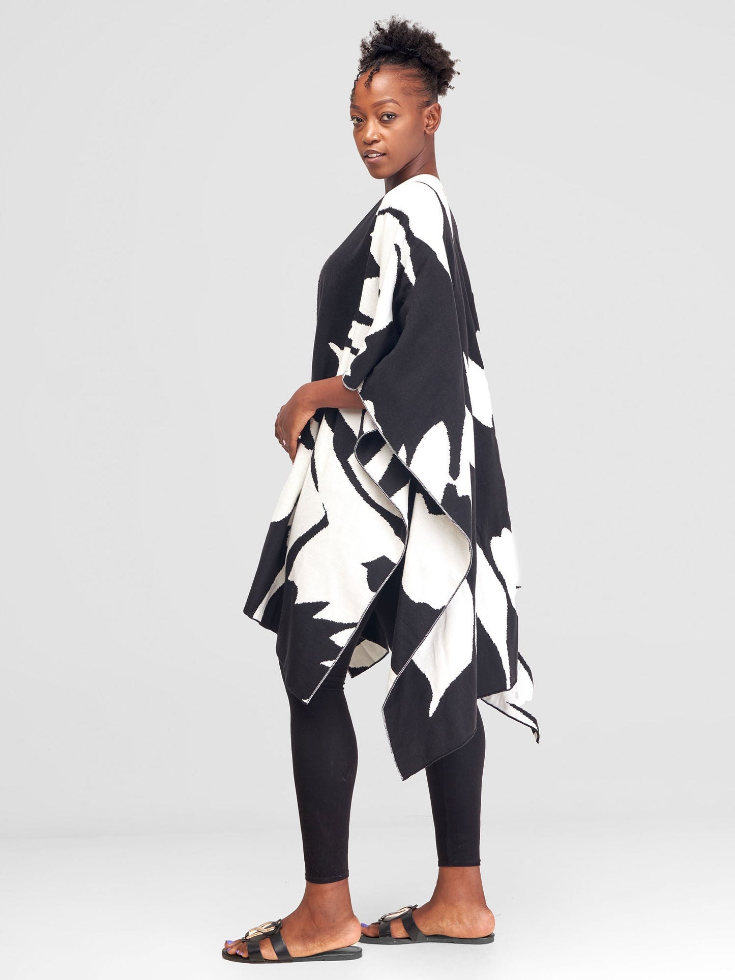 Vivo Reversible Printed Poncho - White / Black Pepeo Print