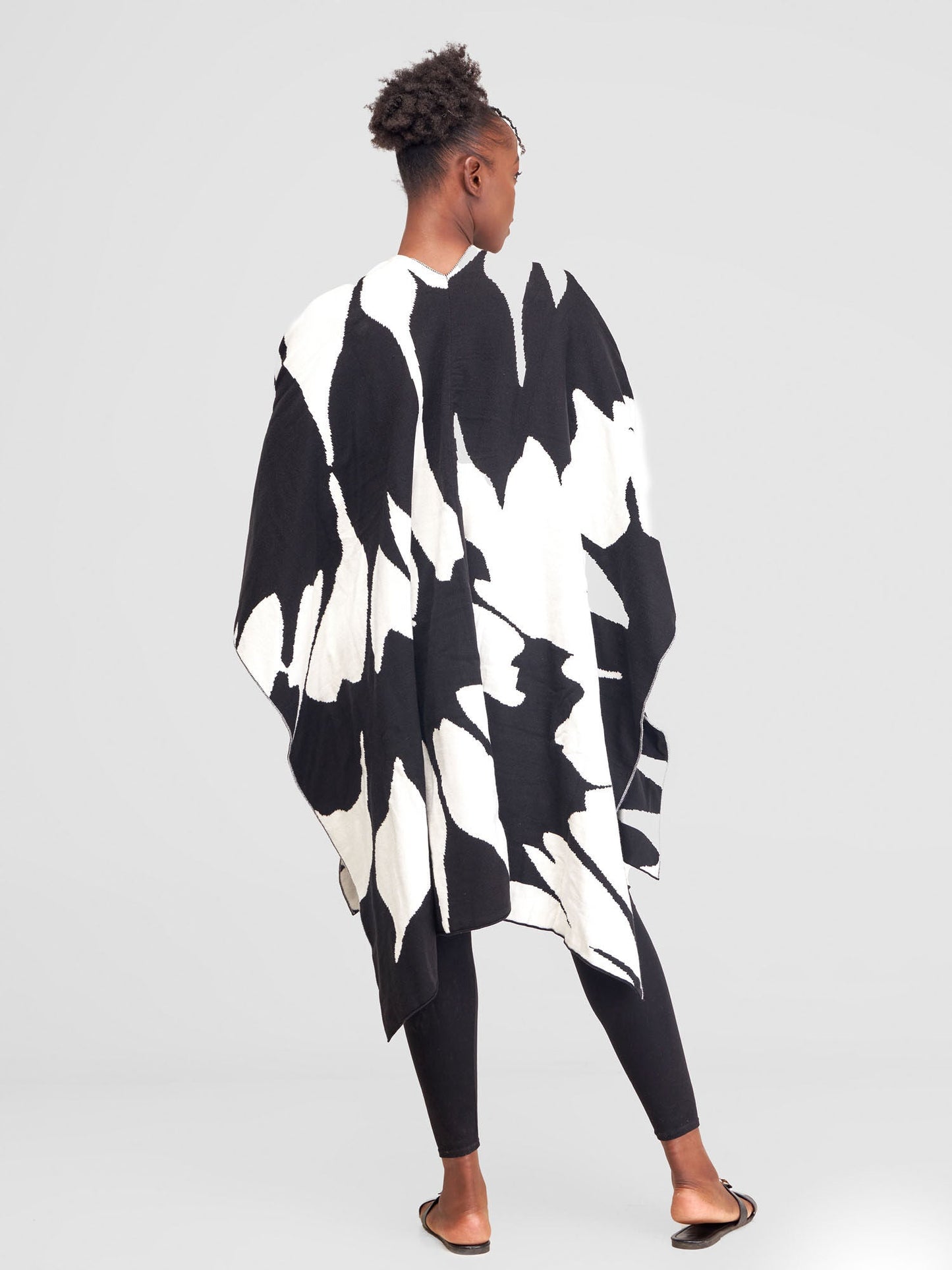 Vivo Reversible Printed Poncho - White / Black Pepeo Print