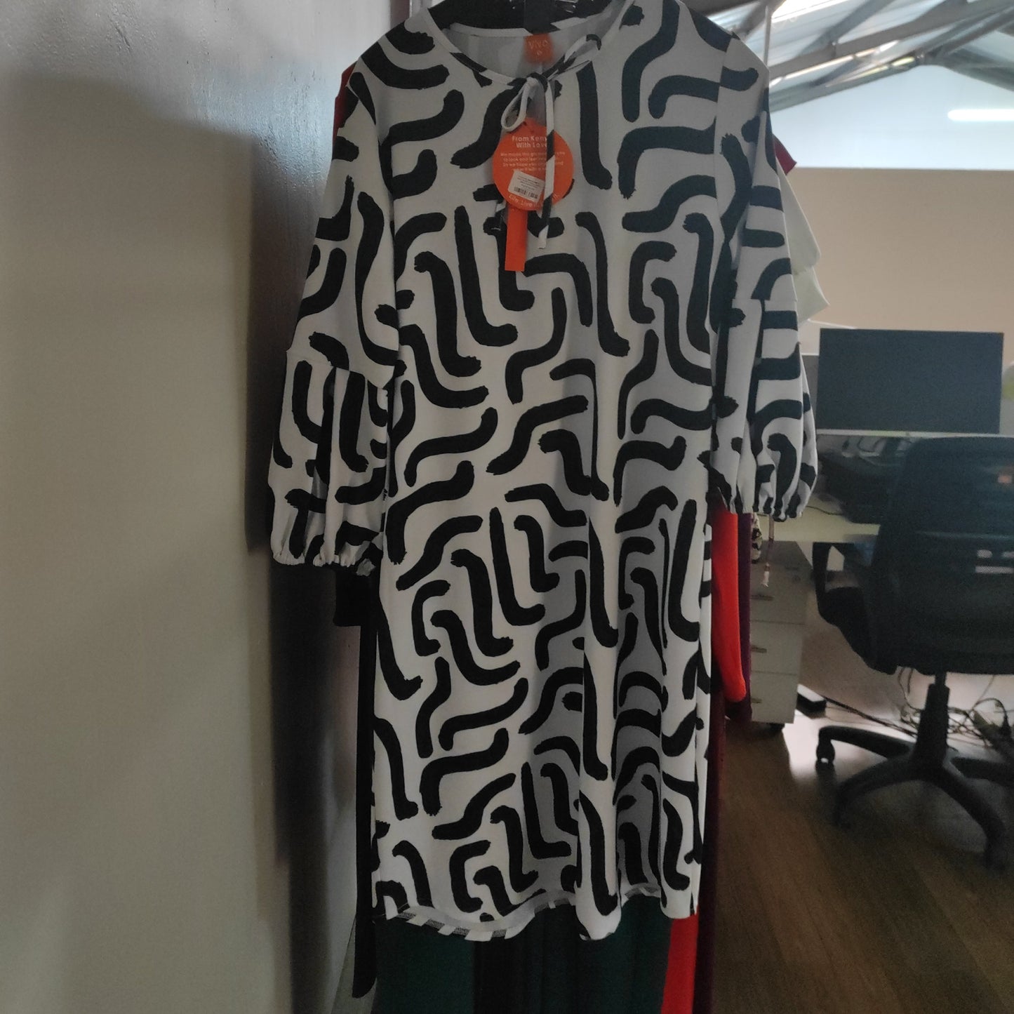 Vivo Imali Bishop Sleeve V-Neck Tie Shift Dress - White / Black Abstract Print