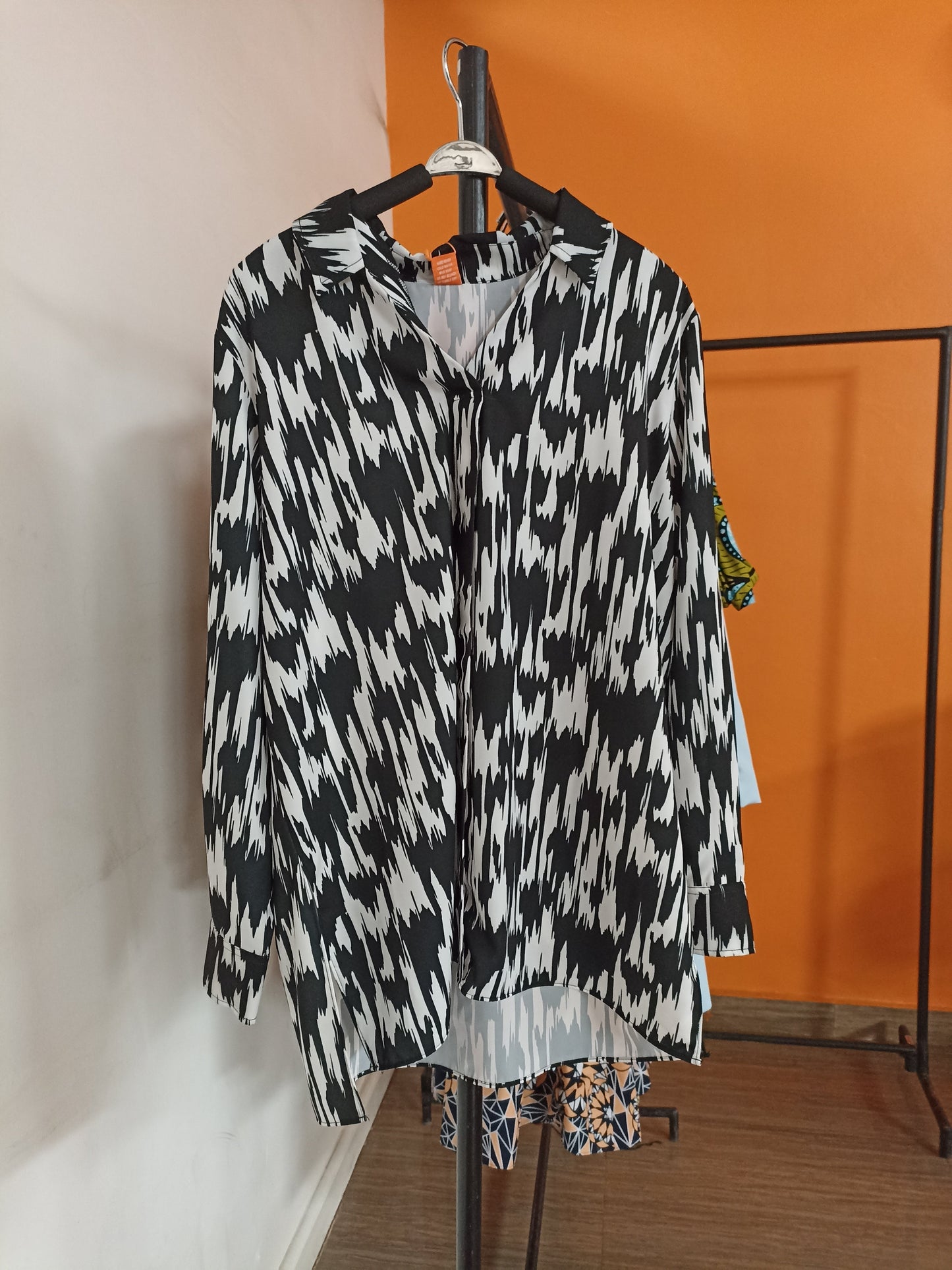 Vivo Taji Long Sleeve V-Neck Tunic Top - Black / White Ikat Abstract Print