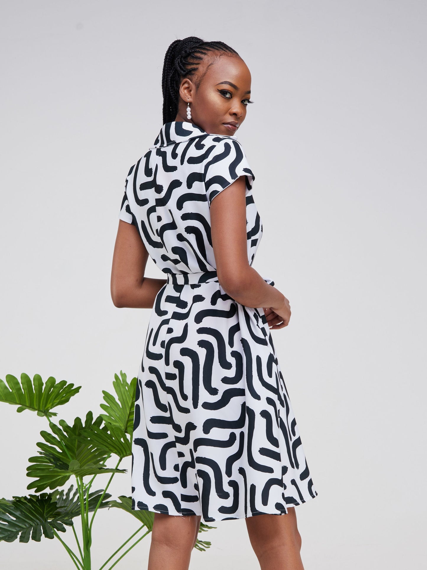 Vivo Zuri Cap Sleeve Knee Length Dress - White / Black Abstract Print