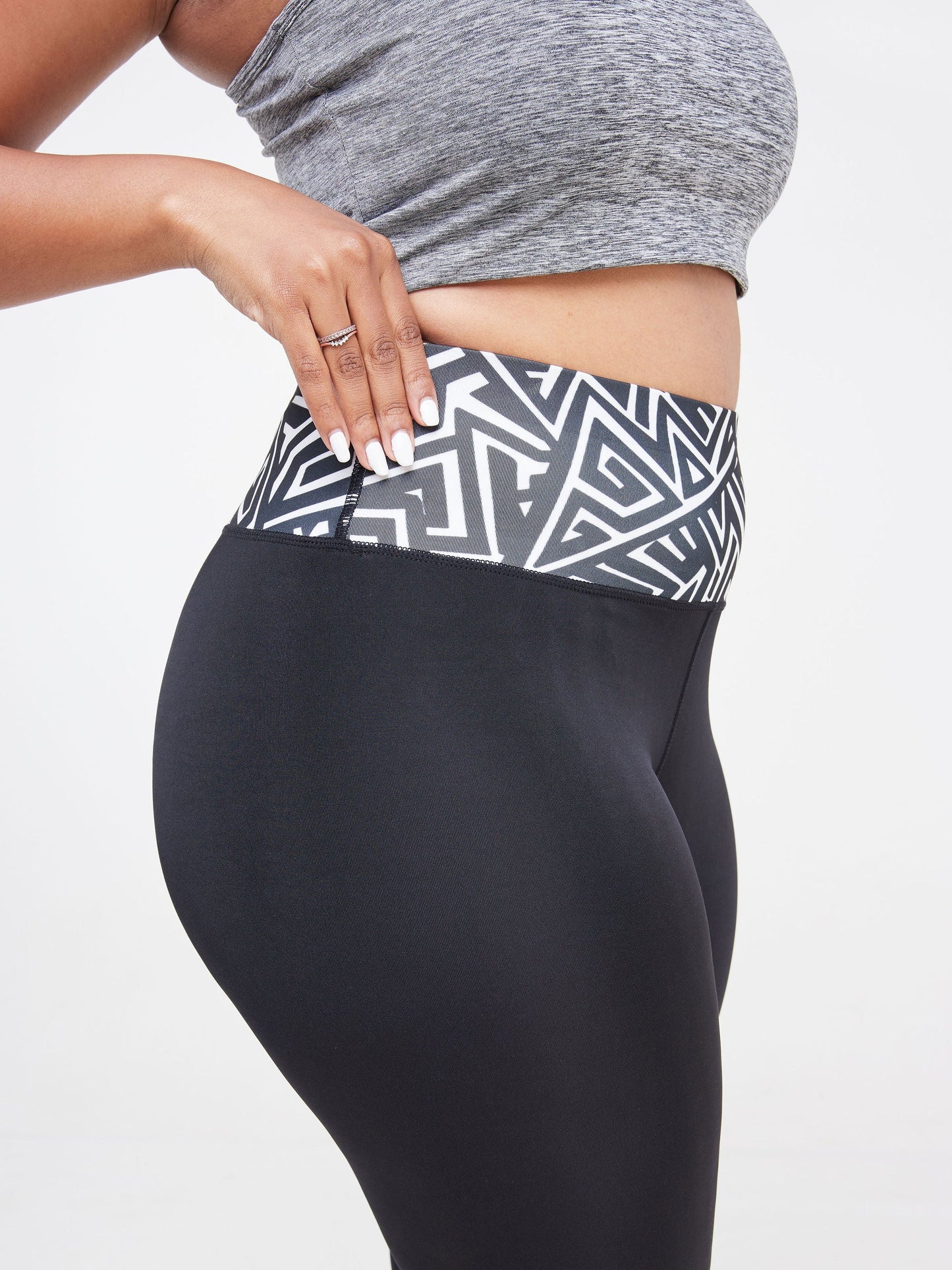 Vivo Fitness Capri Leggings - Black / White Geometric Print