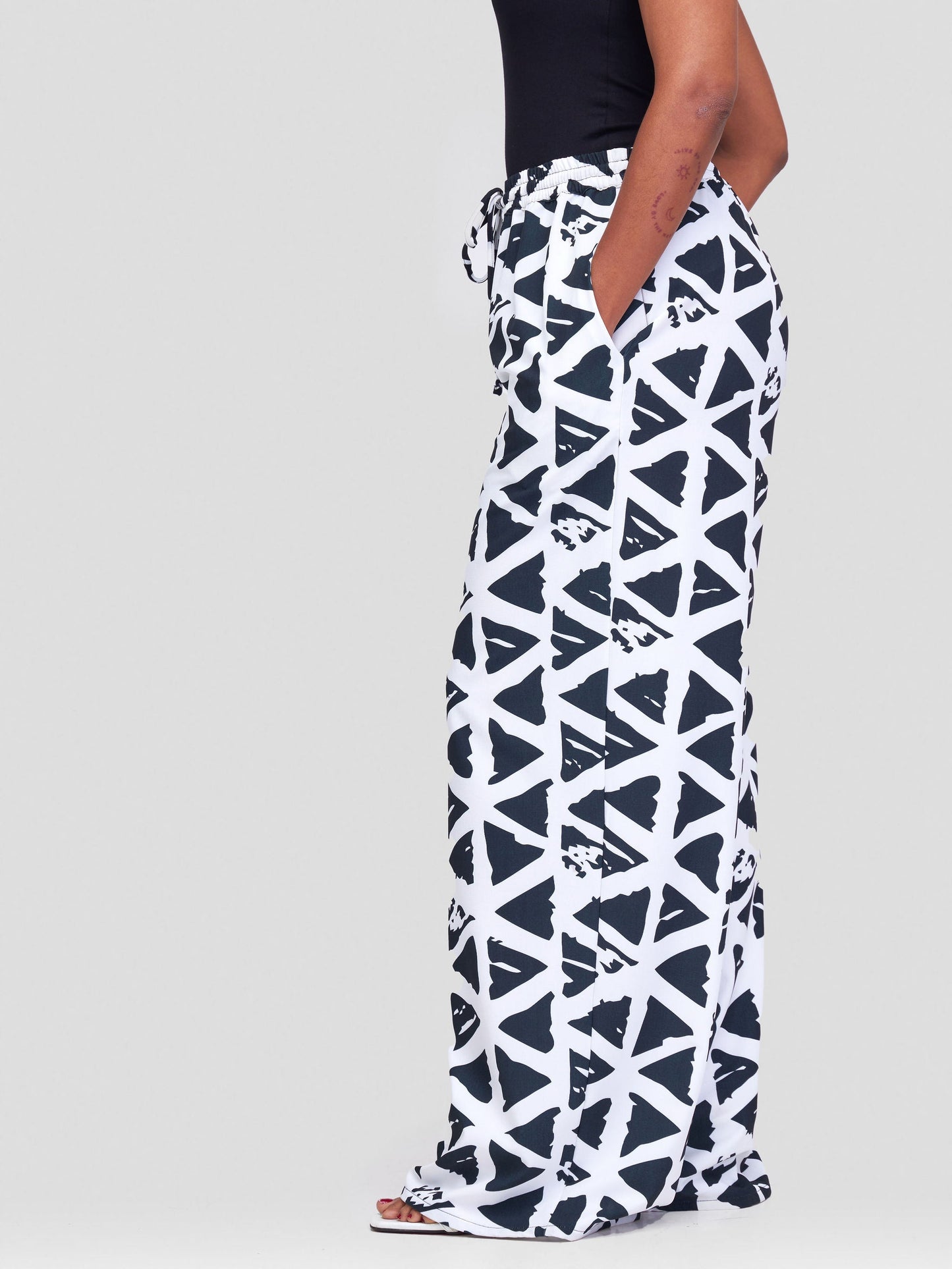Vivo Zahari Drawstring Wide Leg Pants - White / Black Abstract Print