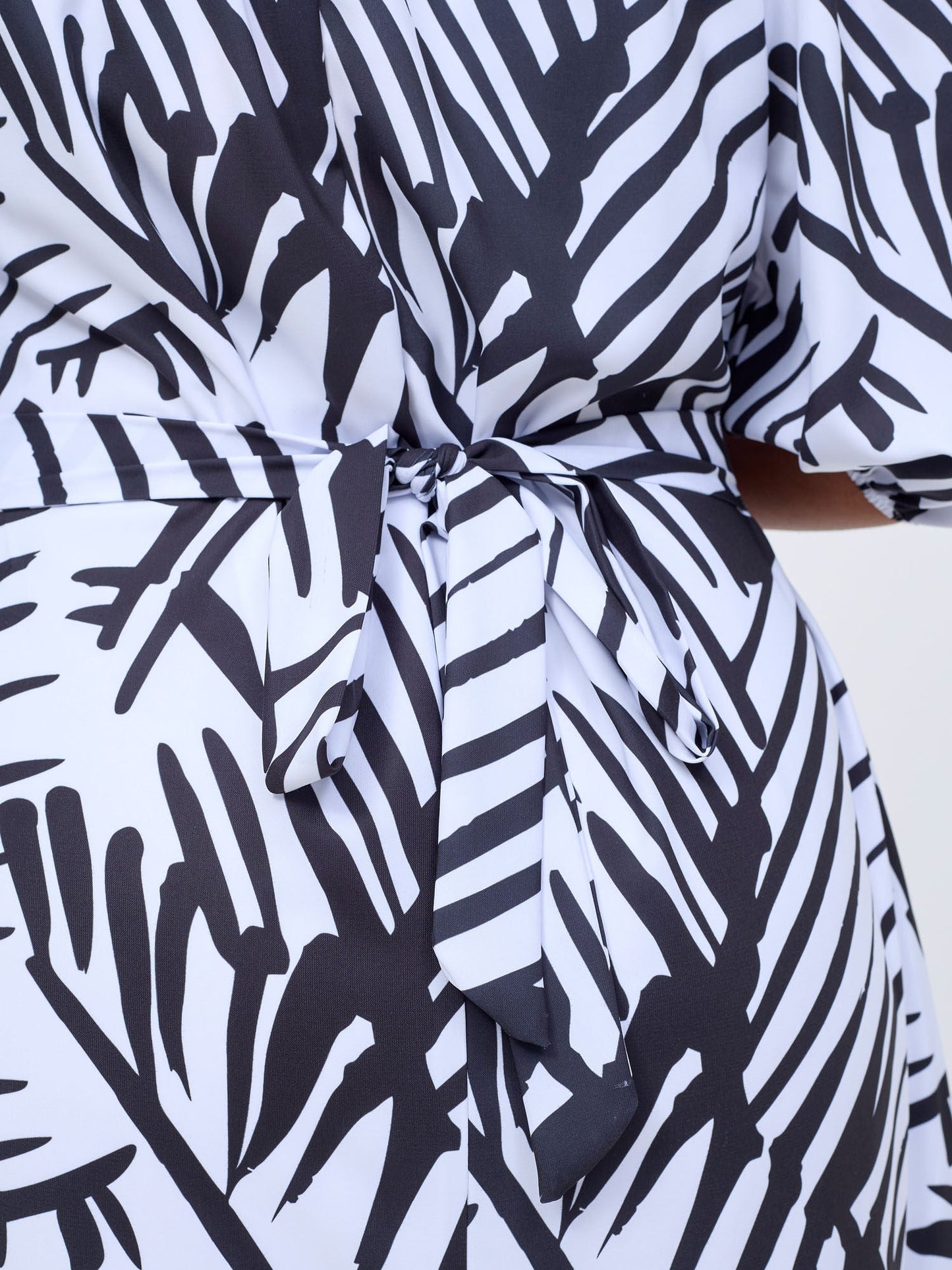 Vivo Ayla Bubble Sleeve Maxi Dress - White / Black Lala Print