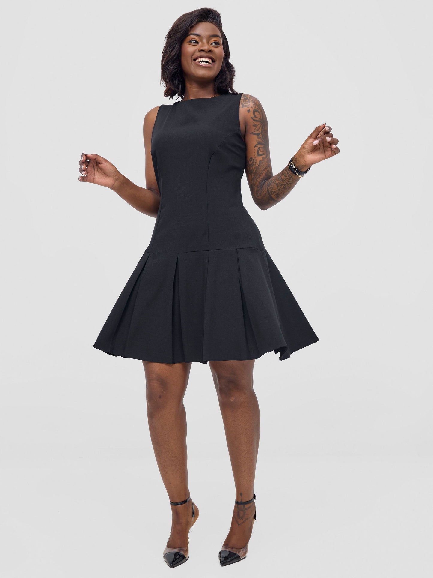 Vivo Niari Sleeveless Pleated Dress - Black