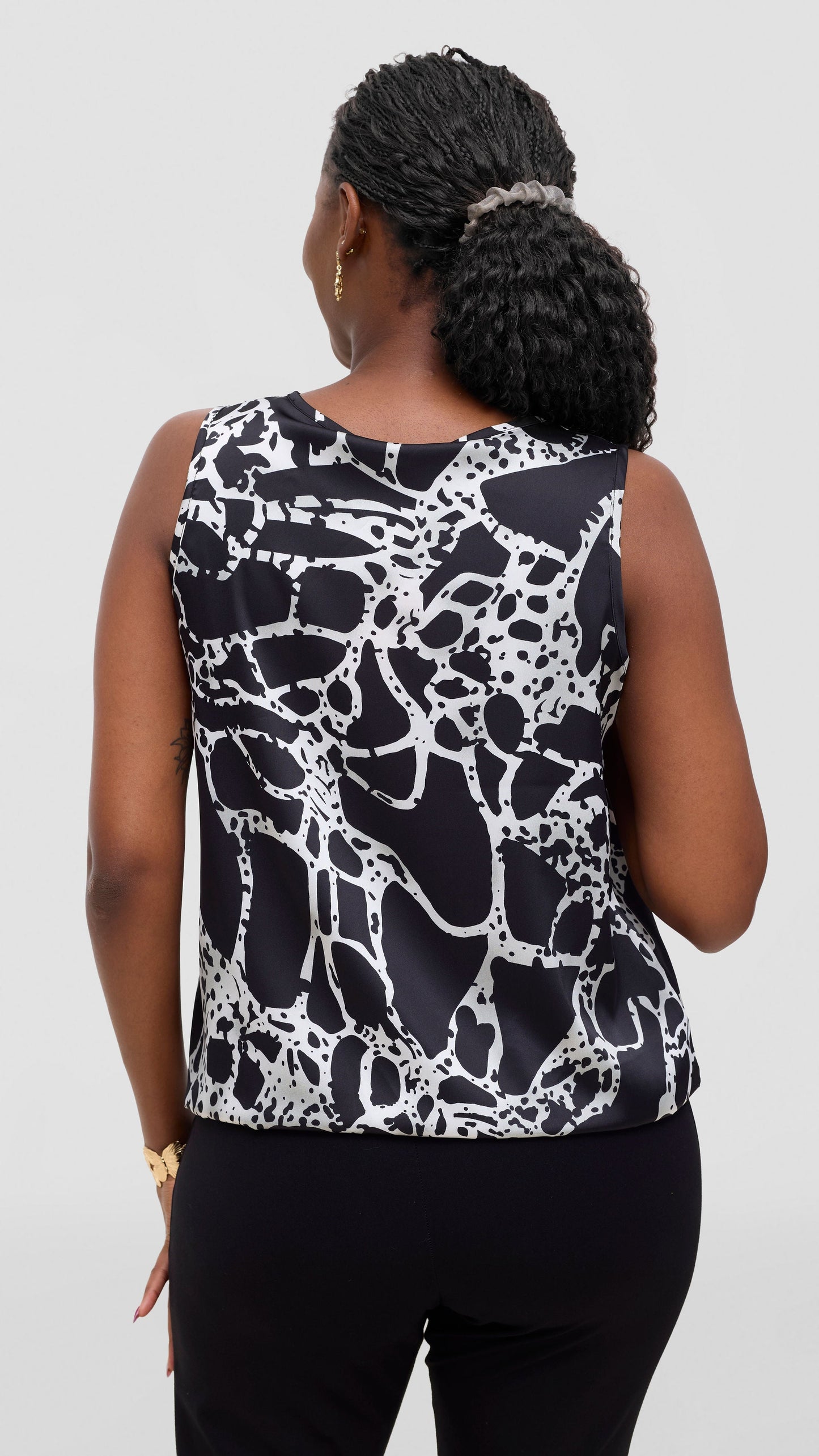 Vivo Liora Sleeveless Drawstring Top In Satin - Grey / Black Print