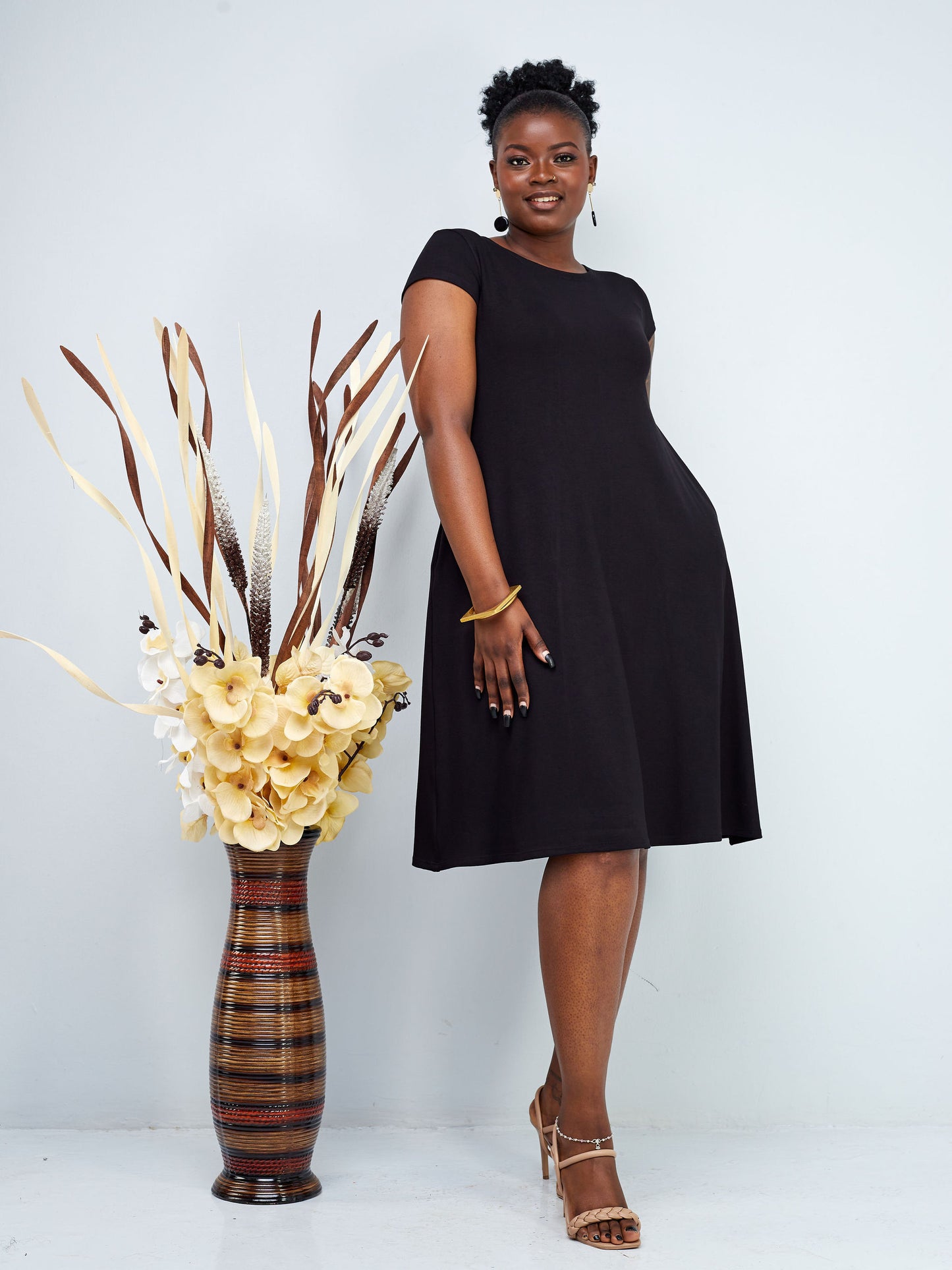 Vivo Leila Cap Sleeve Tent Knee Length Dress - Black