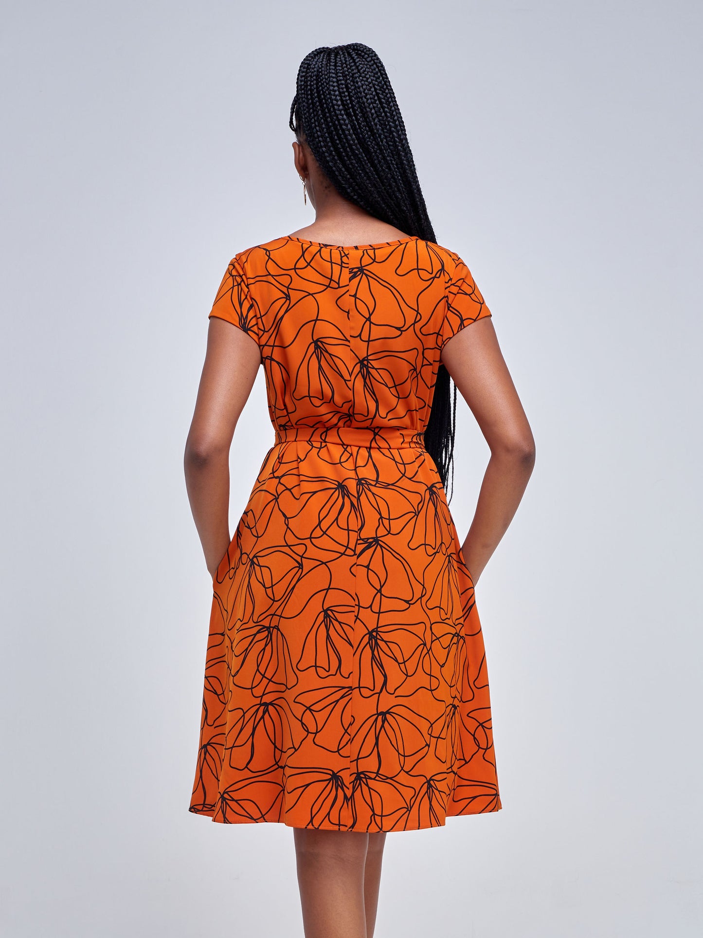 Vivo Basic Cap Sleeve Knee Length Tent Dress - Rust / Black Abstract Print