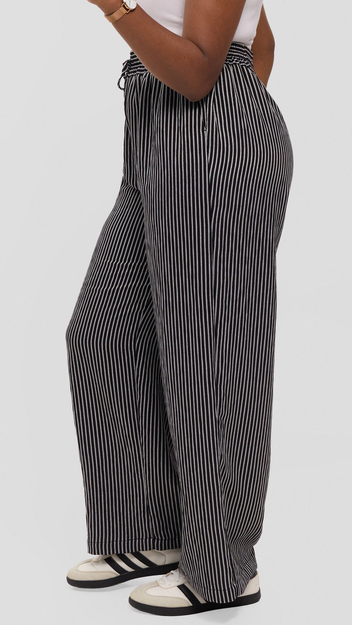 Vivo Drawstring Wide Leg Pants in Crepe - Navy Blue / White Stripes