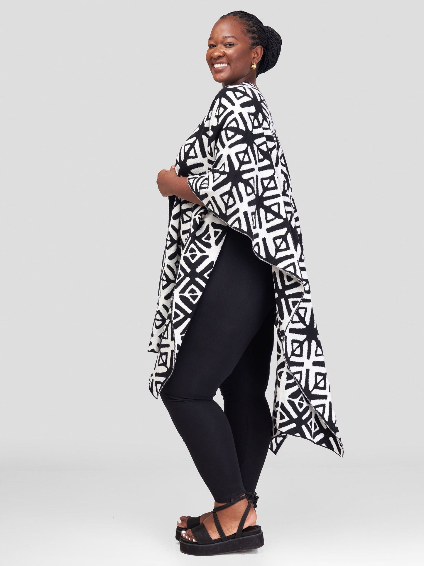 Vivo Reversible Poncho without Fringes- Black / Off White Heshi Print