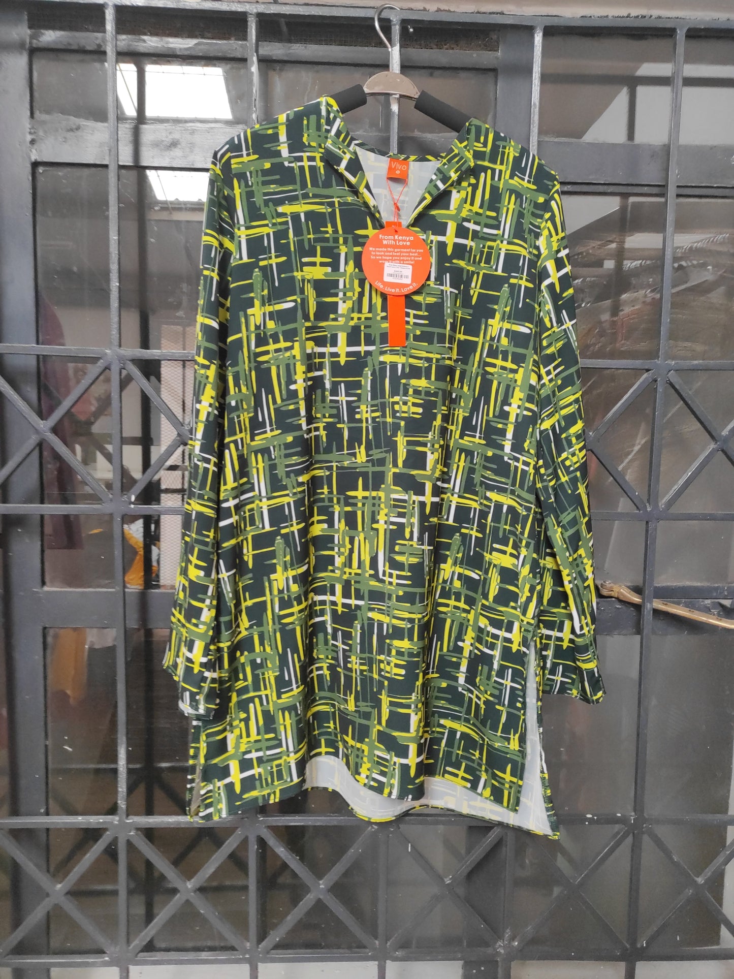 Vivo Zena Long Sleeve V Neck tunic Top - Green Print