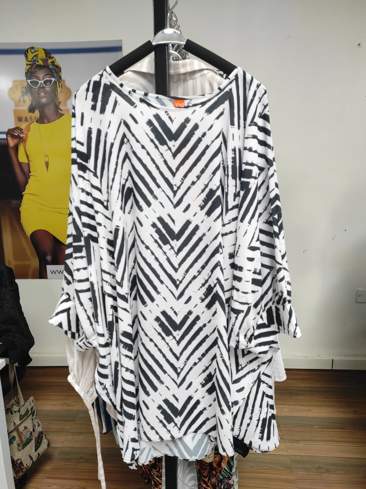 Vivo Mistari Gathered Sleeve Top - White / Black Abstract Print