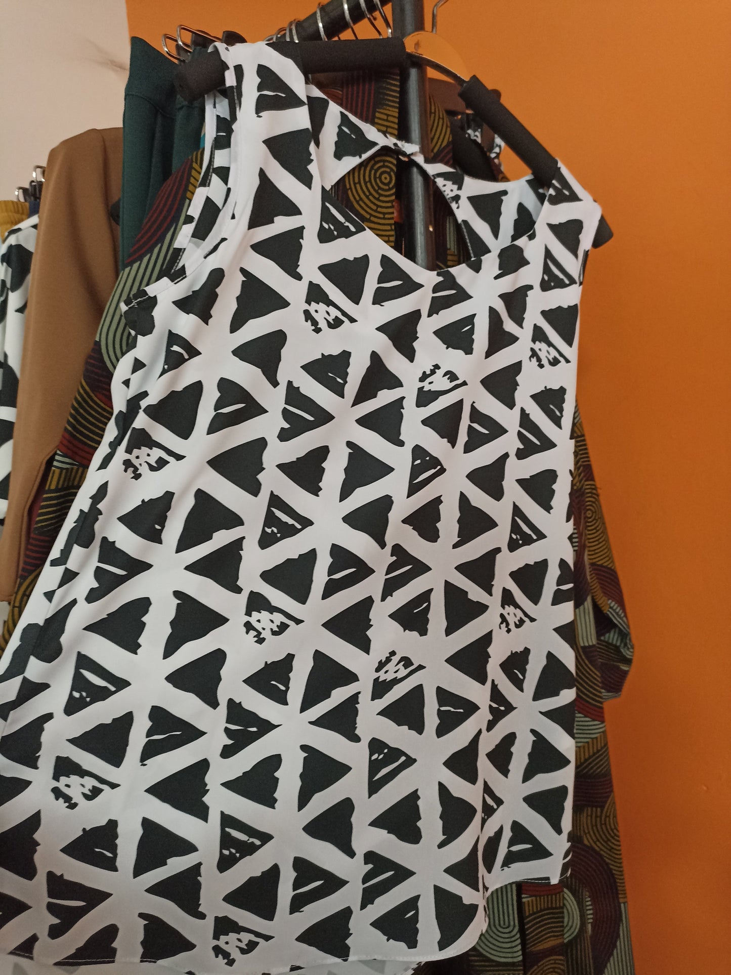 Vivo Zahari Sleeveless Sweetheart Neck Top - Black / White Triangle Batik Print