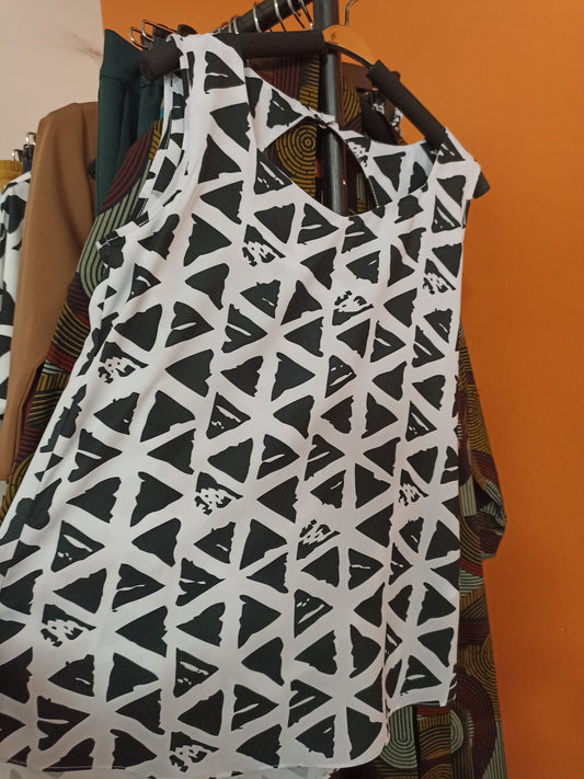 Vivo Zahari Sleeveless Sweetheart Neck Top - Black / White Triangle Batik Print