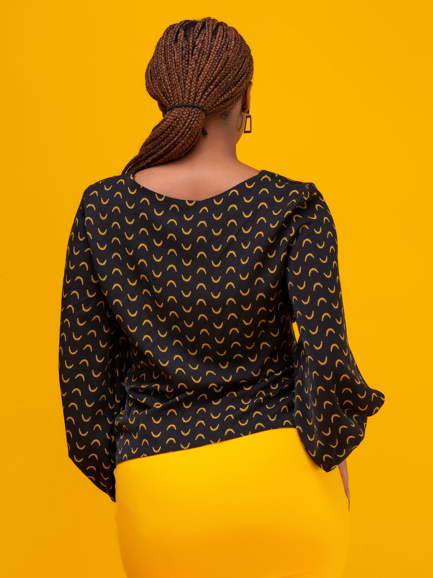 Vivo Izzy Bishop Sleeve Top - Black / Mustard Print