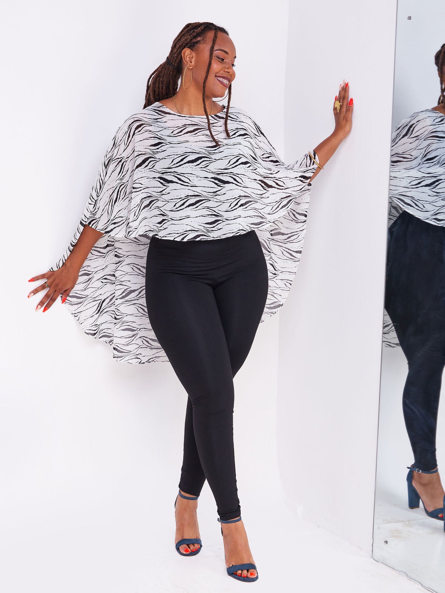 Vivo Sana Cape Top - Black / White Abstract Print