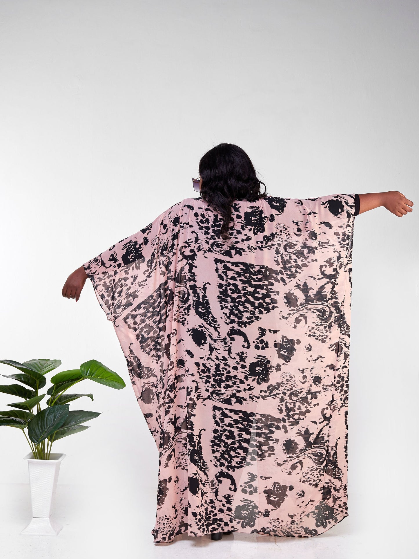 Vivo Muna Chiffon Kimono - Peach / Black Abstract Print