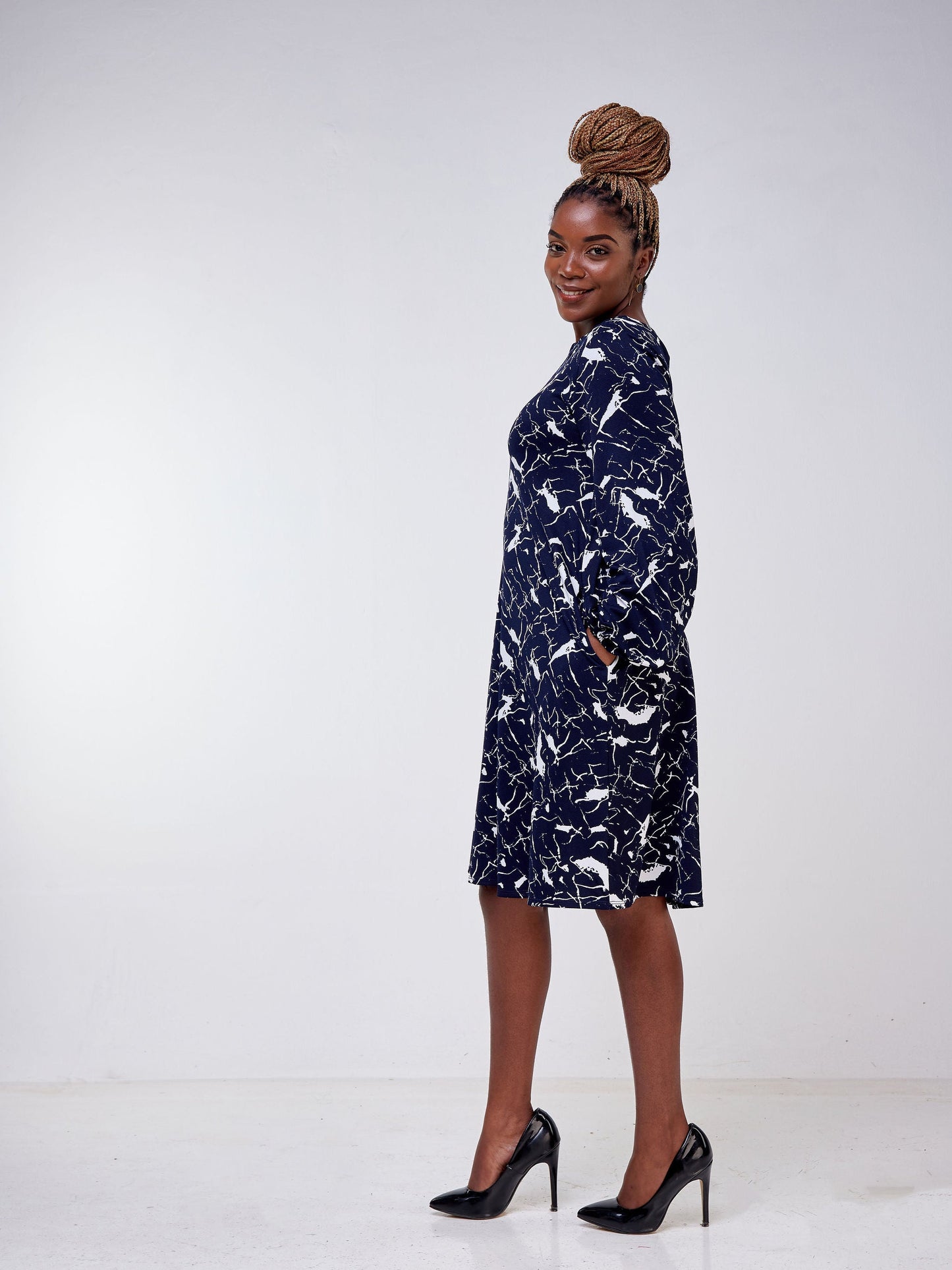 Vivo Jema Bishop Sleeve Tent Dress - Navy Blue / White Abstract Print