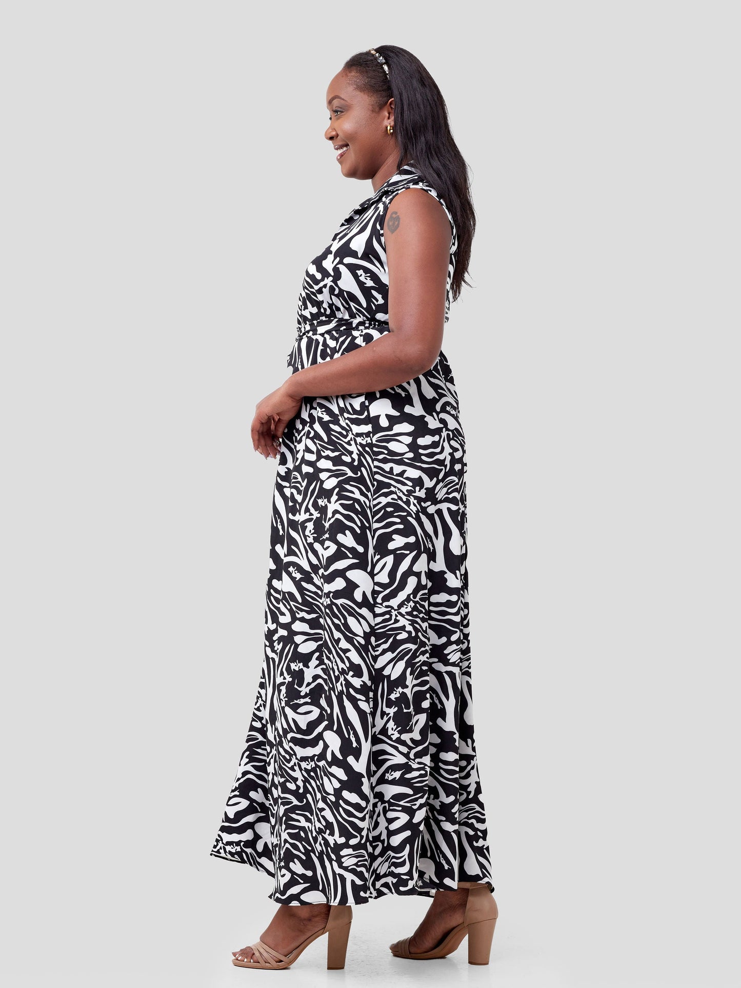 Vivo Zuri Sleeveless Tent Maxi Dress - Black / White Abstract Print