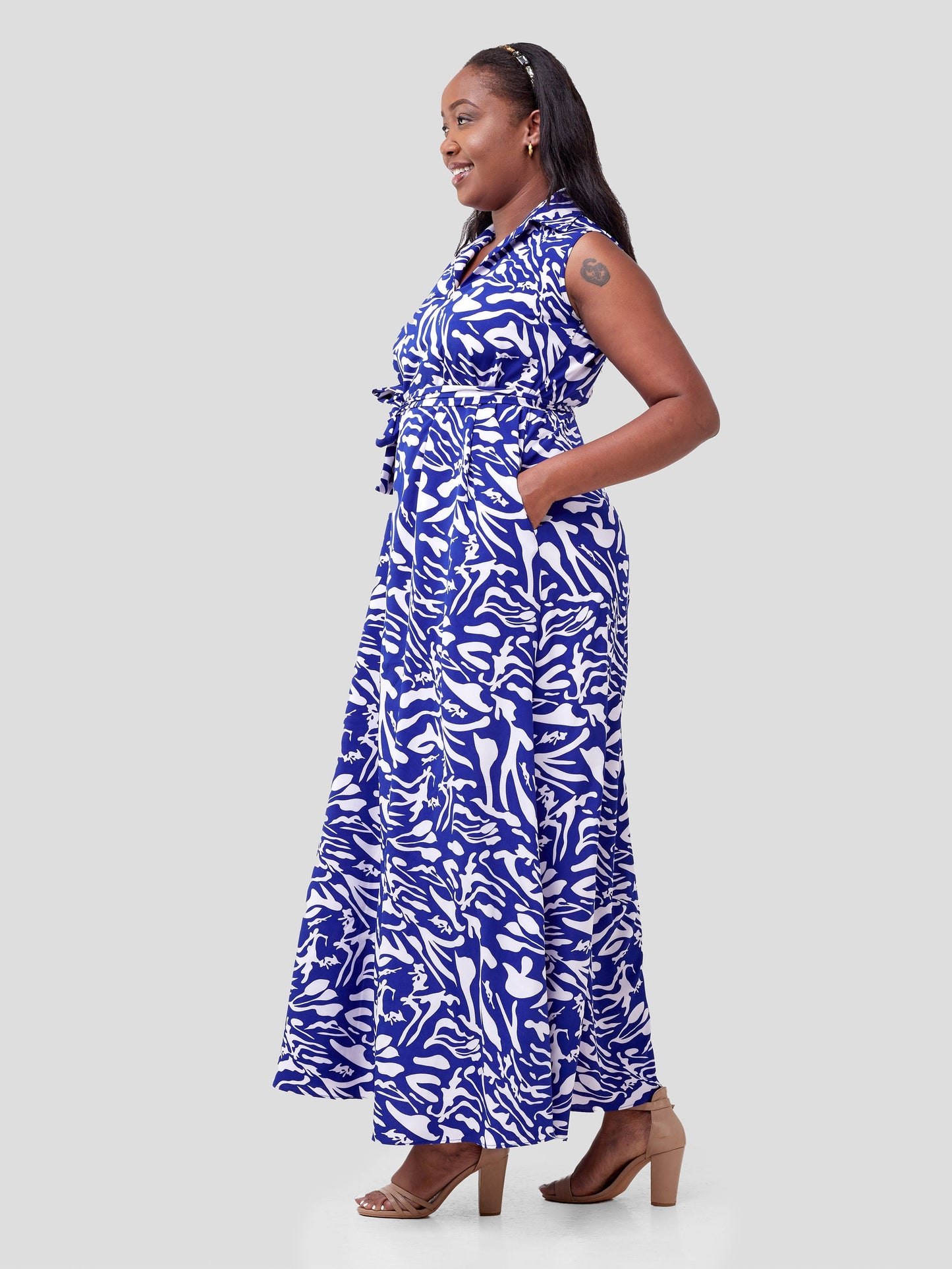 Vivo Zuri Sleeveless Tent Maxi Dress - Blue / White Abstract Print