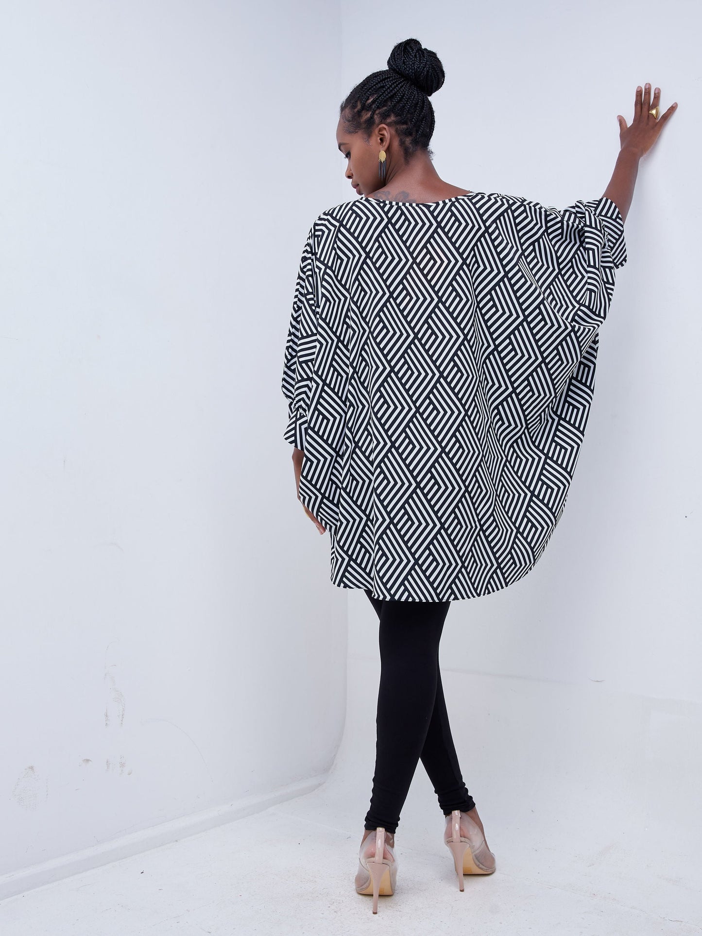 Vivo Mistari Gathered Sleeve Top - Black / White Stripe Print