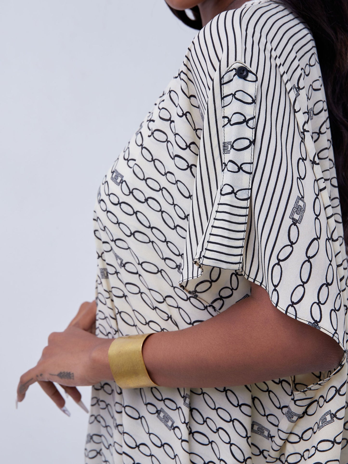 Vivo Mistari Dolman Maxi Kimono - Off White / Black Chain Print