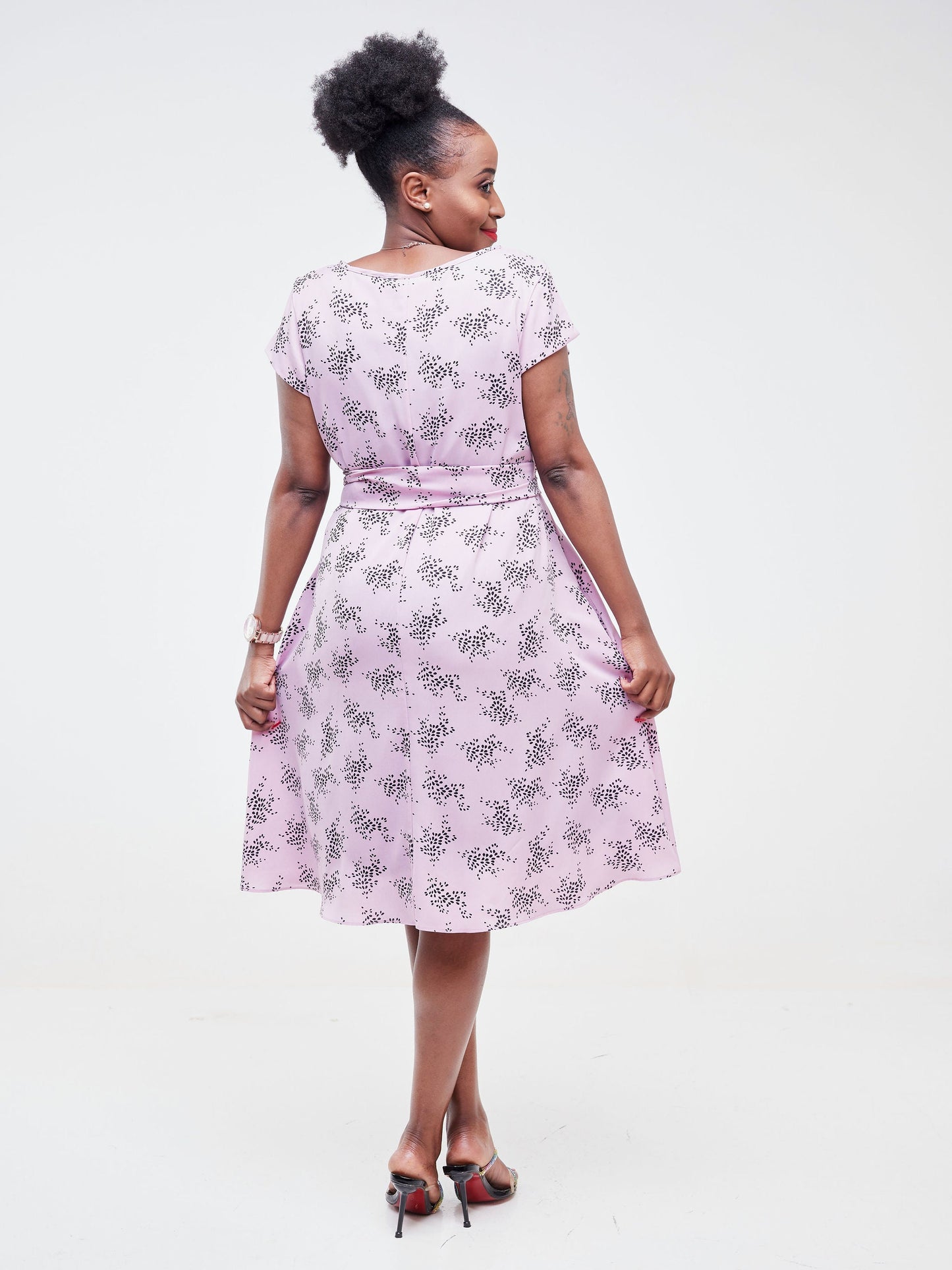 Vivo Basic Cap Sleeve Knee Length Tent Dress - Light Pink / Black Floral Print