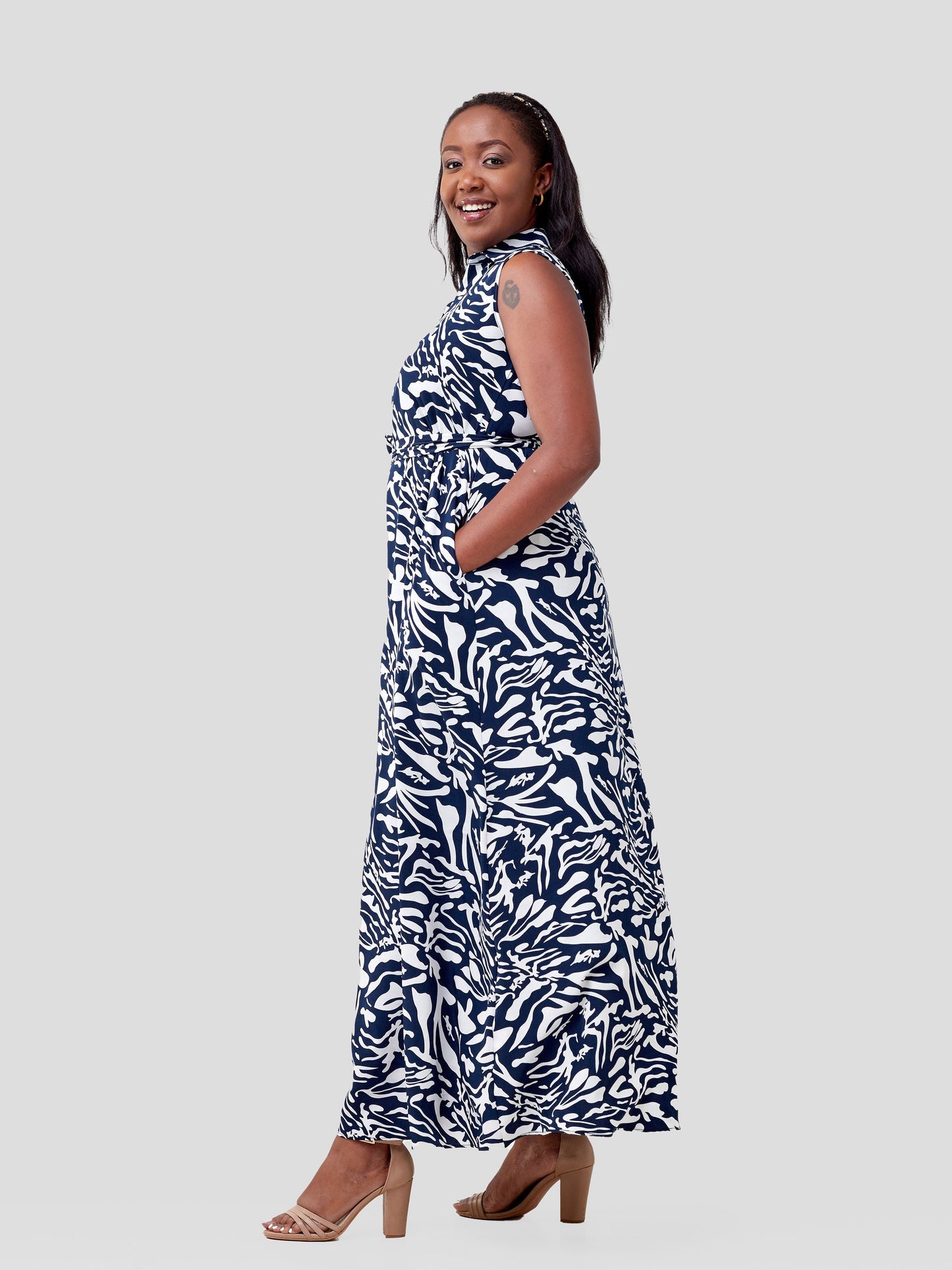 Vivo Zuri Sleeveless Tent Maxi Dress - Navy  / White Abstract Print