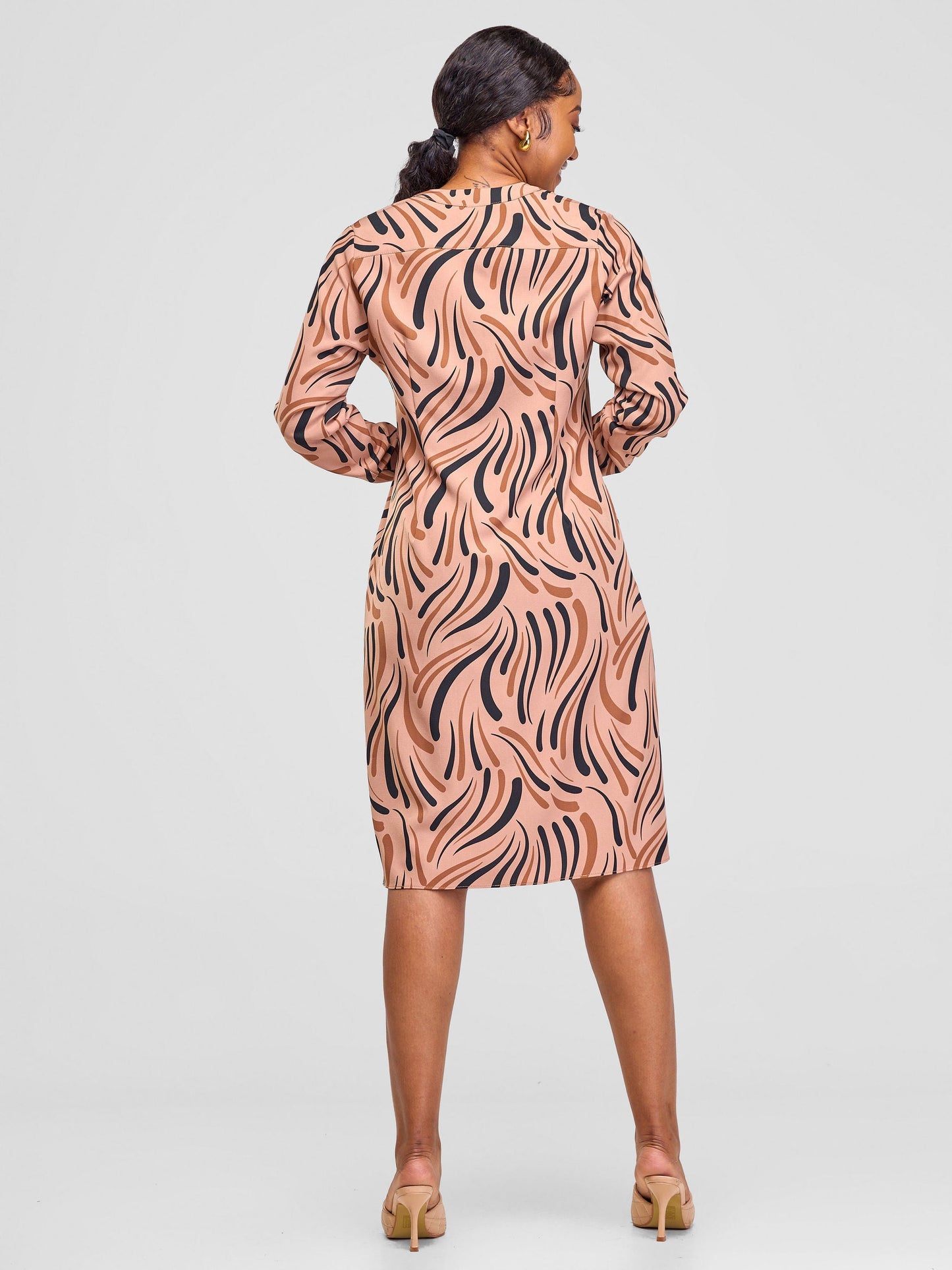 Vivo Ajani V-Neck Shift Dress - Tan Yala Print
